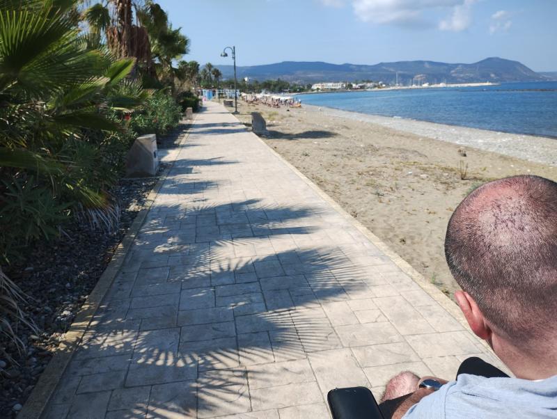 We kijken mee over de schouder van Harry, op wandel langs een mooi verhard pad langs de Cypriotische kust.