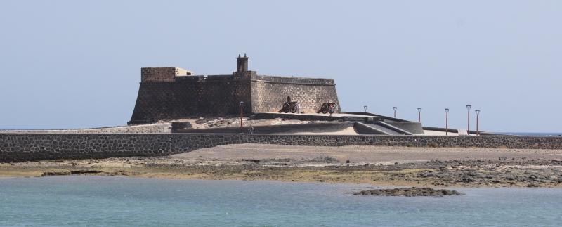 Het fort blijkt nog bewapend met kanonnen.