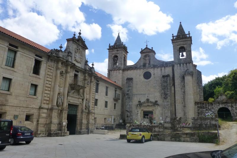 De parador (vakantieverblijf) is aangebouwd tegen het kerkje met kleine klokkentorens.