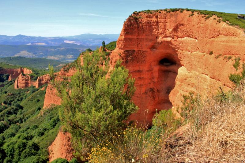 Het okerrode landschap lijkt wat op de Grand Canyon (USA), maar is het werk van goudzoekers.