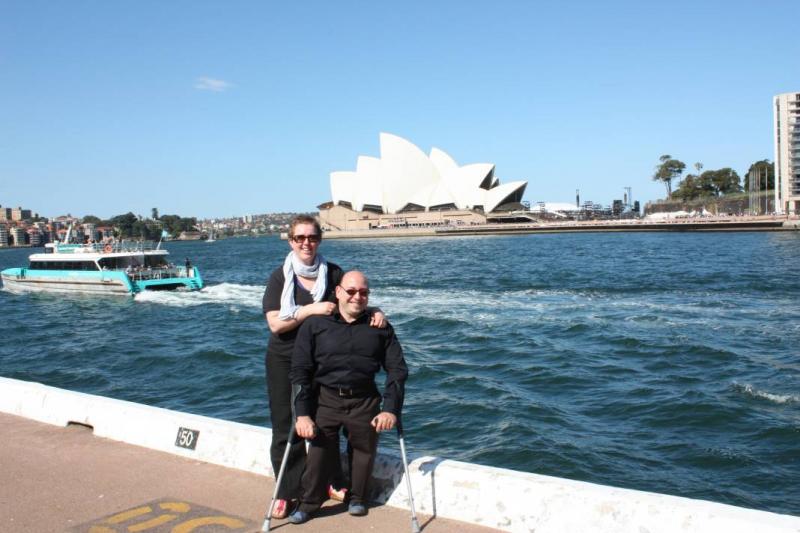 Pieter en Karen poseren aan de beroemde opera van Sydney.