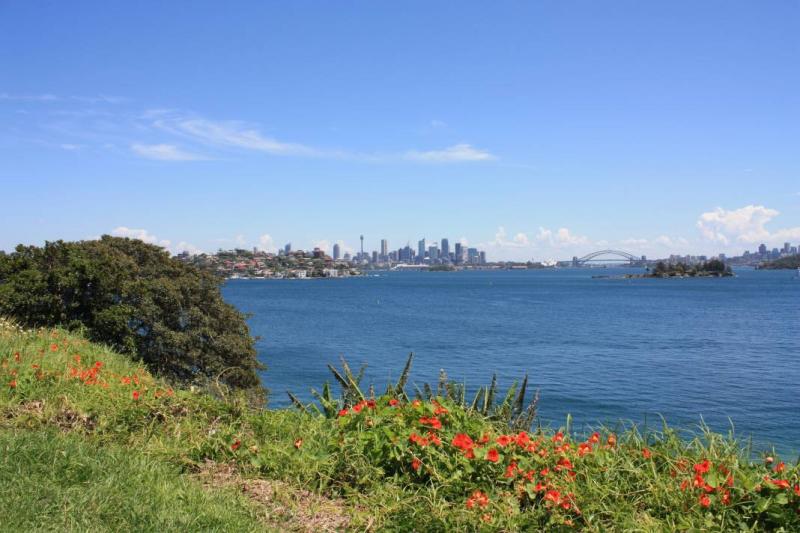 Een blik over Double Bay, met in de verte de skyline van Sydney.