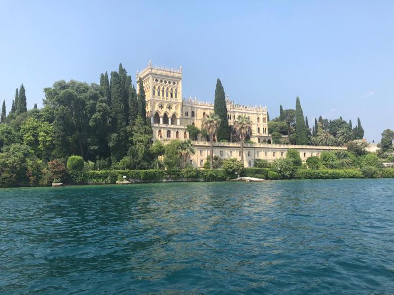 Isola del Garda vanop het water. 