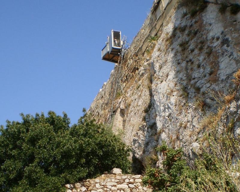 Plateaulift langs de steile wand van de Acropolis.