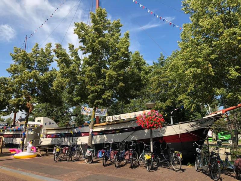 De pannenkoekenboot in Meppel met alle tandems ervoor geparkeerd. 