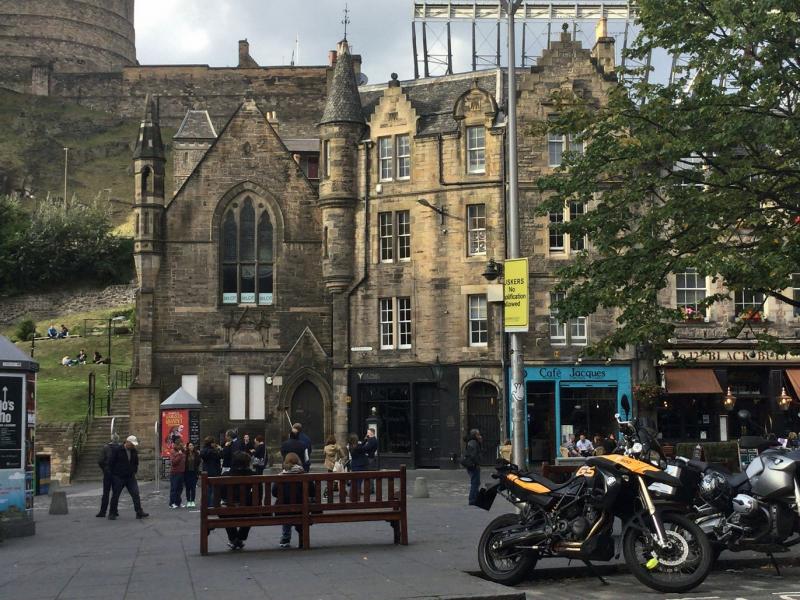 Het oude centrum van Edinburgh. De oude gebouwen zijn vooral pubs geworden.