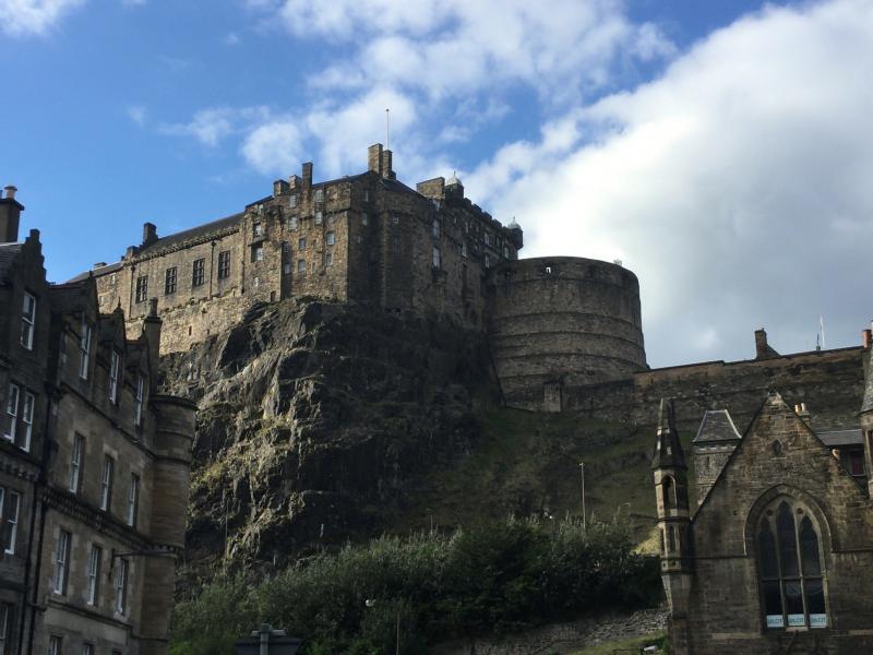 Het kasteel van Edinburgh torent uit boven het stadscentrum.