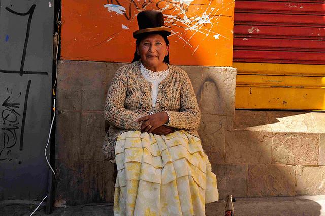 Een dame met typisch Boliviaanse bolhoed.