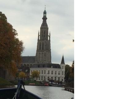 Breda gefotografeerd vanop het water, met midden op de foto de Grote Kerk.