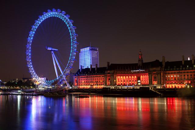 Het reuzenrad London Eye, fraai verlicht in nachtelijk Londen.