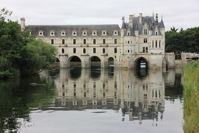 Het statige kasteel van Chenonceau wordt weerspiegeld in de kasteelvijver.