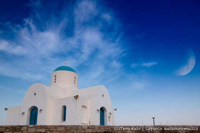 Cyprus: een Grieks-orthodoxe kerk en aan de hemel een halve maan.