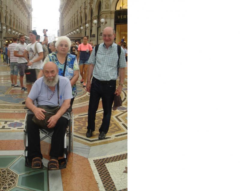 Piet met zijn schoonouders in de Galleria Vittorio, een galerij met kleurige, geometrische mozaïekvloeren.