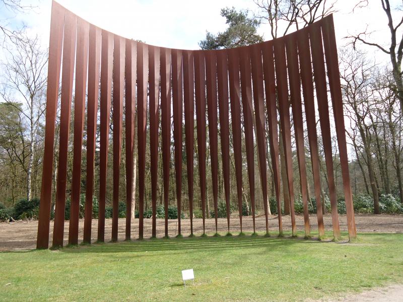 Een van de kunstwerken in het park achter het Kroeller Moeller museum