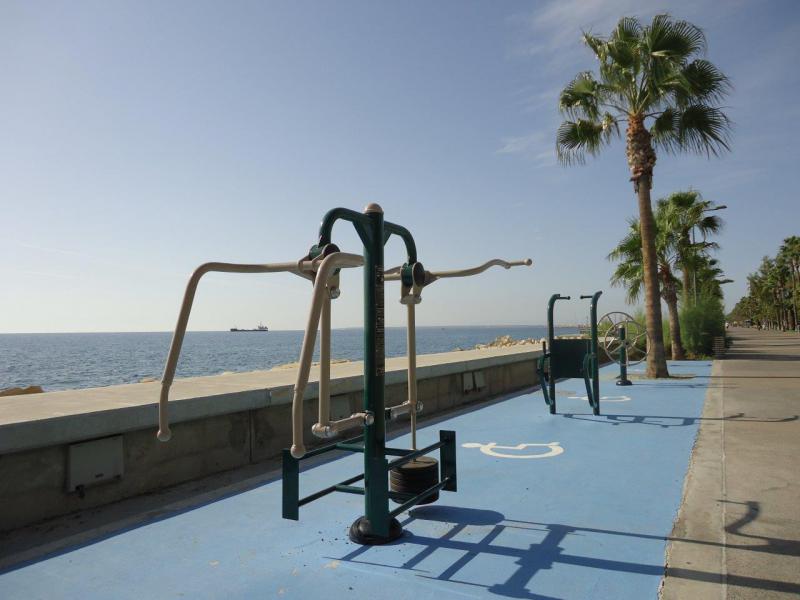 rolstoeltoegankelijke fitnesstoestellen aan de wandelpier langs de kust