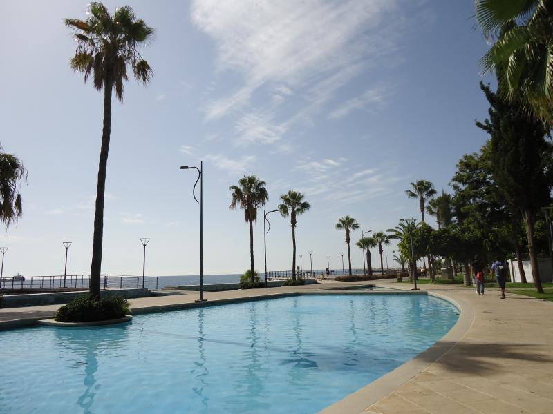 zicht op de wandelpromenade aan de zee in Limassol