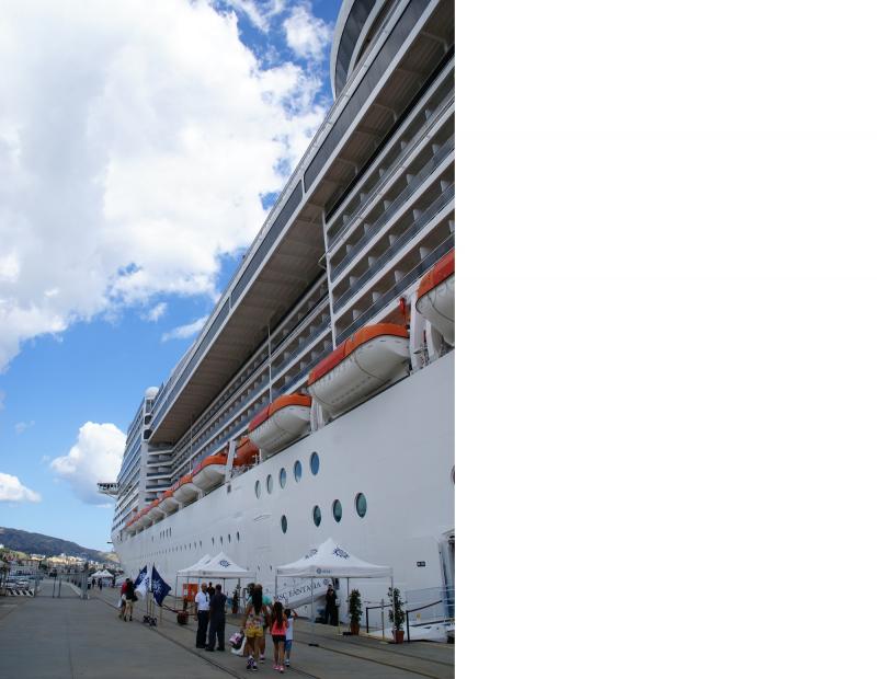 Het reusachtige cruiseschip ligt aangemeerd, klaar voor vertrek.