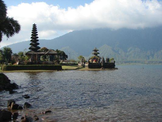 Torengebouw aan de rand van het water in Bali.