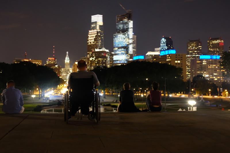 De skyline van Philadelphia bij nacht.