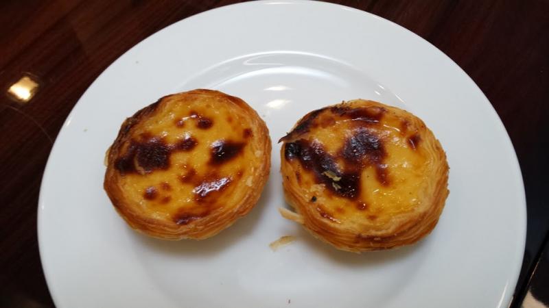 Pasteis de Belém: met hun geflambeerde suikerlaag bovenop lijken deze roomgebakjes een beetje op crême brulée.