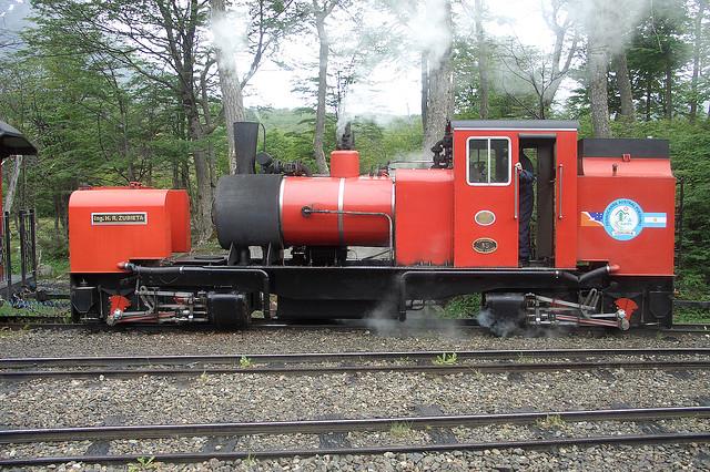 De "trein naar het einde van de wereld" heeft een knalrode stoomlocomotief.