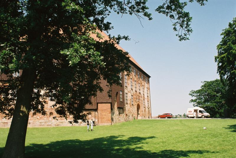 Koldinghus verenigt resten van een oude burcht met hedendaagse architectuur en ligt mooi in het groen.