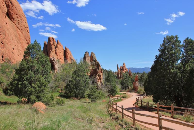 Een omheind gravelpad kronkelt tussen de okerkleurige rotspieken van de Garden of the Gods.