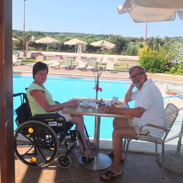 Gerrit en Annemie zitten op hun terras met zicht op het zwembad.