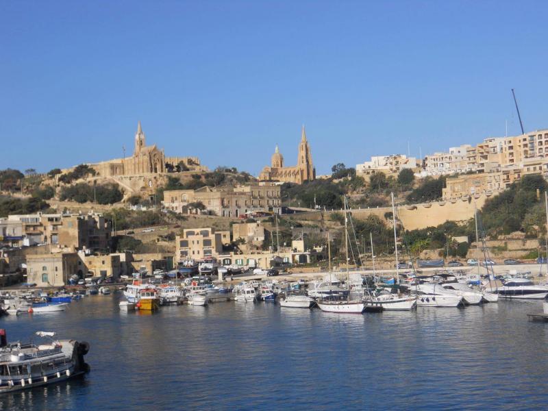 zicht op Gozo bij aankomst in de ferryhaven