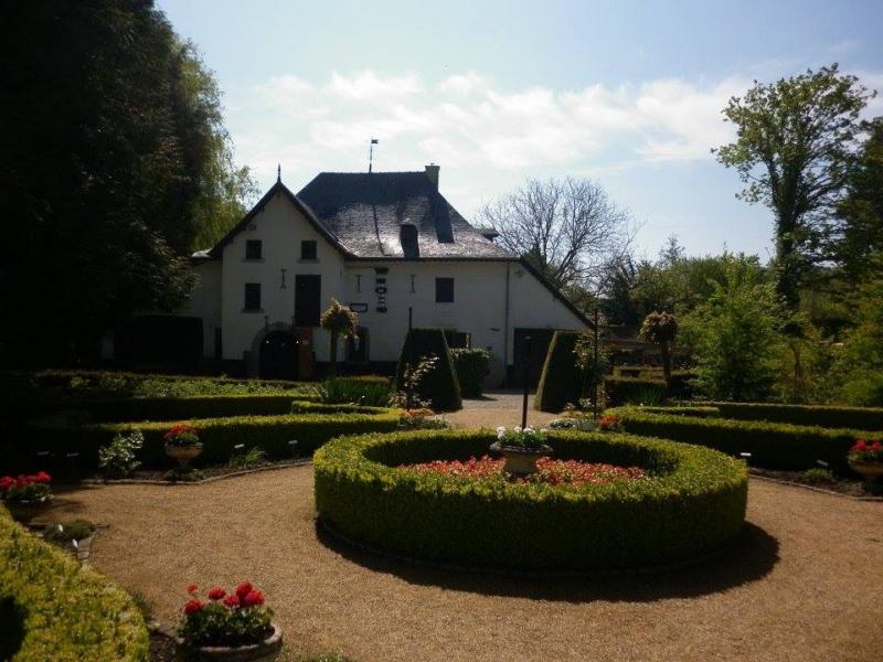 Tuin met het oude molengebouw.