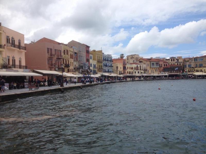 De gezellige Venetiaanse haven van Chania vol terrasjes.