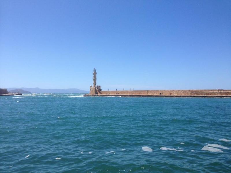 Muur en vuurtoren in Chania.