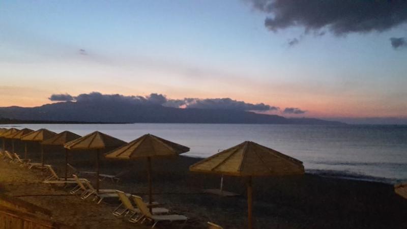 Mooi zicht over de zee op het terras in Maleme op onze laatste avond. 