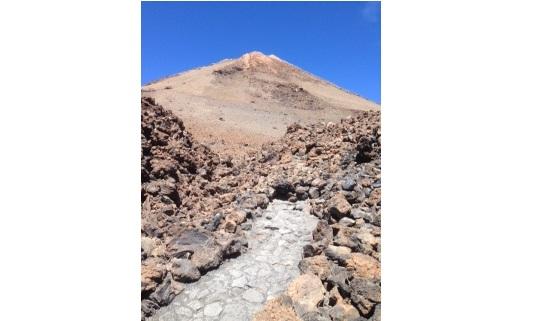 Hobbelig wandelpad in het natuurpark van de Teide.