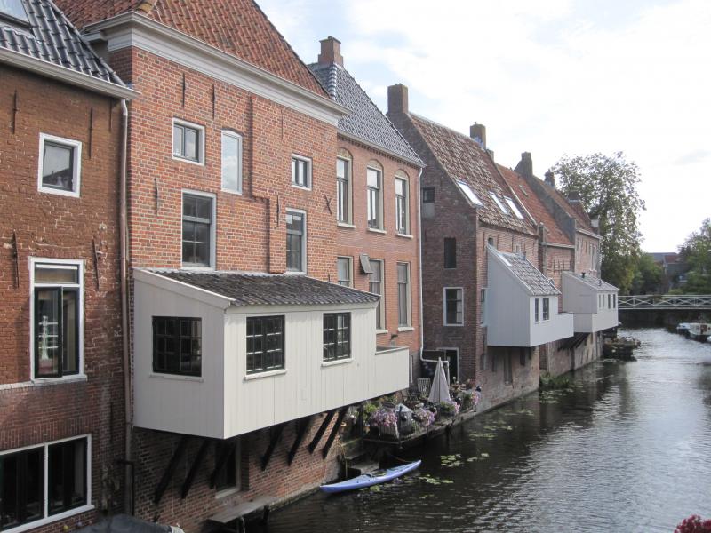 Verschillende huizen langs de rivier hebben een bijgebouwtje dat boven het water hangt. Dat zijn dus de 'hangende keukens'.