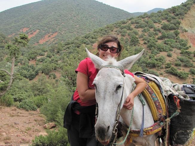 Sandra met een ezel die de bagage meedraagt tijdens de wandeltocht.