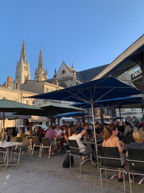 Terrasje doen in de schaduw van de kathedraal van Bordeaux