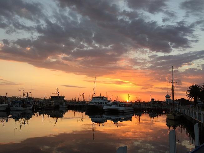 Zonsondergang boven de vissershaven van Lakes Entrance.