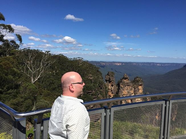 Pieter bij de Three Sisters, een rotsformatie in de Blue Mountains