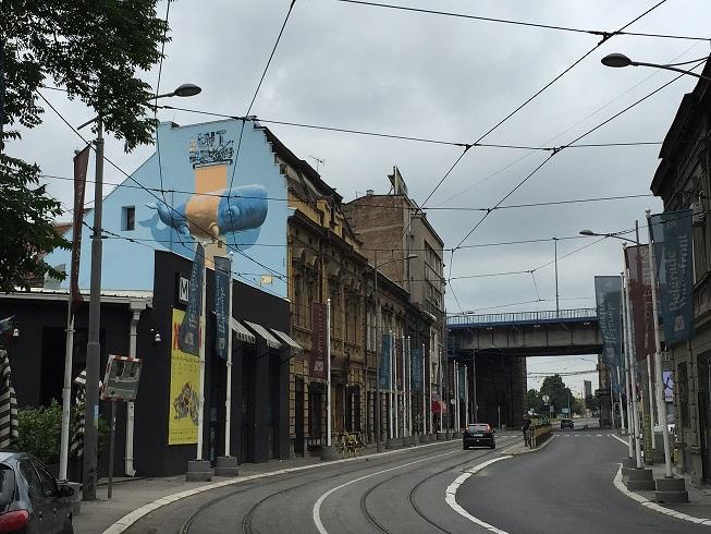 Het cultureel centrum is herkenbaar aan de muurschildering van een potvis achter een reuzegrote pleister (vraag niet waarom).