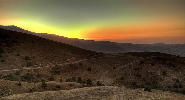 Een ruw bergachtig landschap bij zonsopgang in Kirgizië