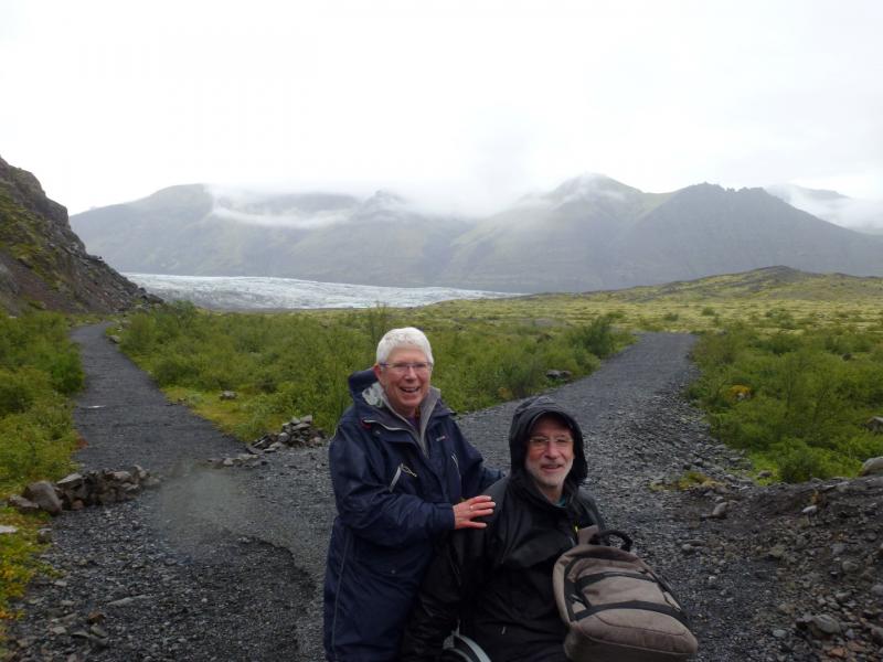 Chris en zijn echtgenote op wandel tussen de boomloze bergen in IJsland.