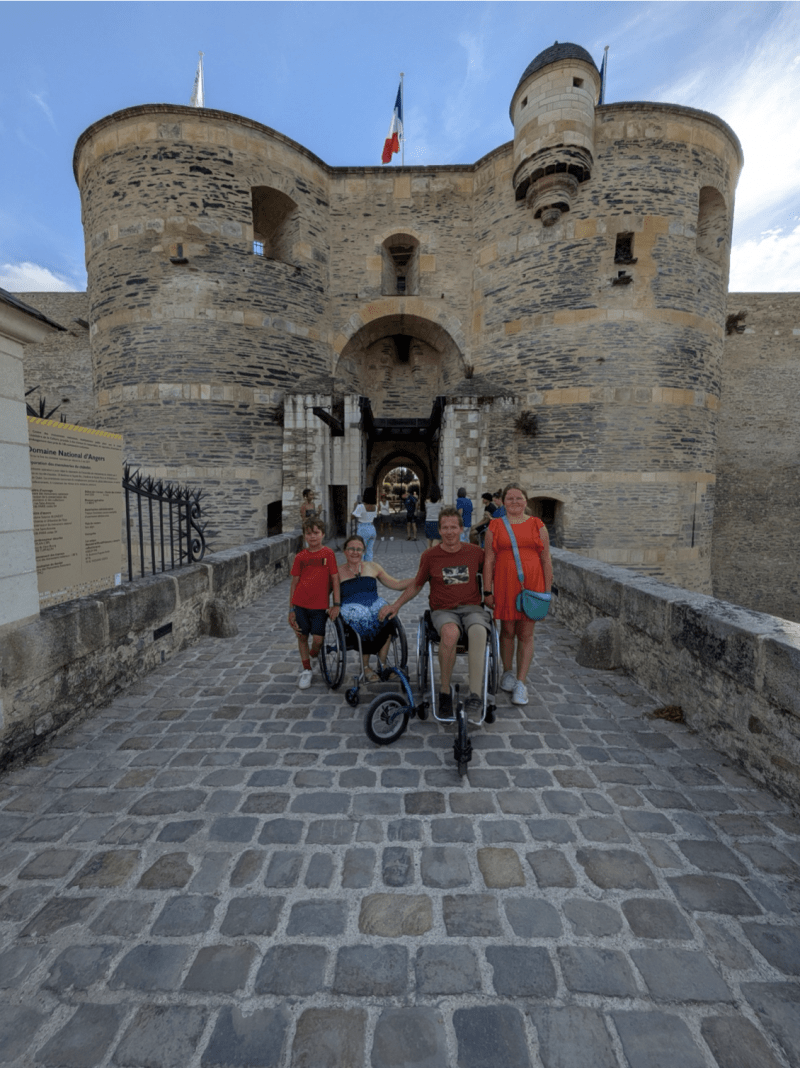 Voor het kasteel van Angers poseert het gezin: moeder, vader en de twee kinderen.
