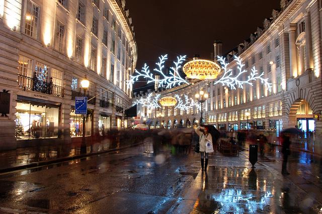 Een Londense winkel-wandelstraat tijdens de kerstperiode.