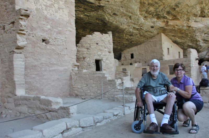 Jozef en Marie-Claire tussen de ruïnes van Mesa Verde Spruce Tree House.