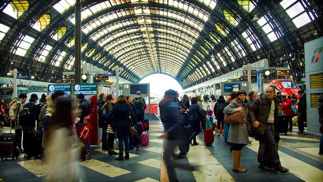 Onder het ronde glazen dak van het centraal station is het een drukte van jewelste.