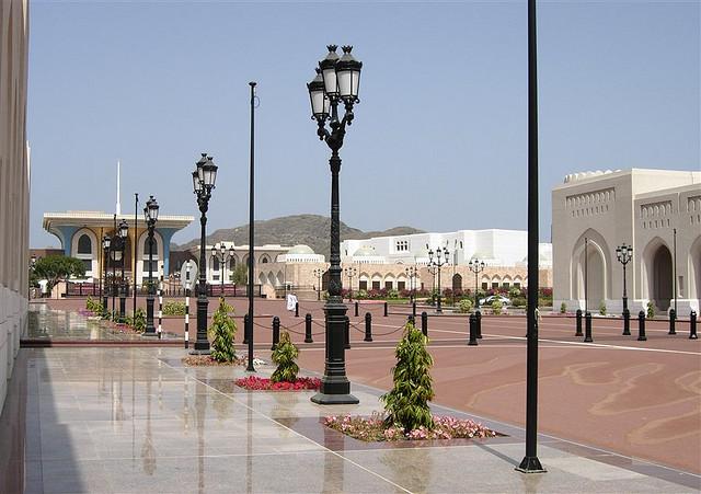Alleen aan de witte gebouwen in Arabische stijl is te zien dat deze brede wandelboulevard in Oman ligt.