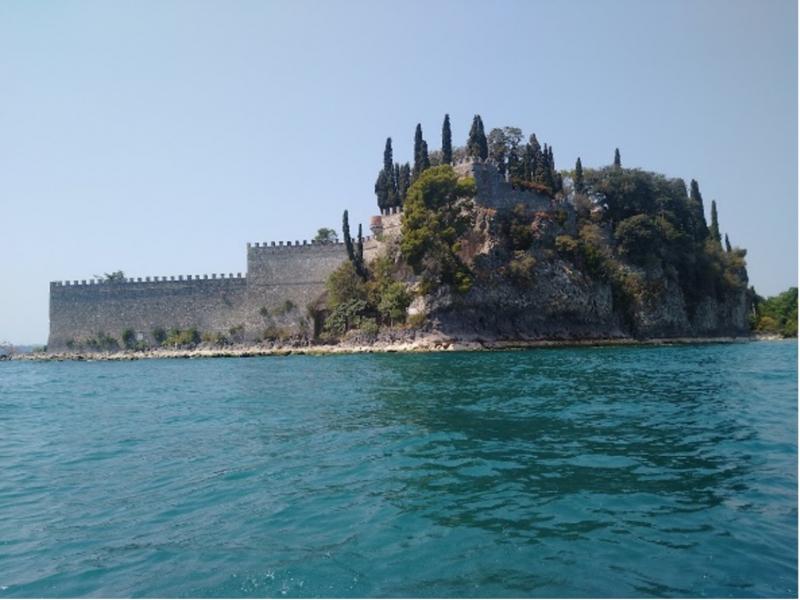 Zicht op Peschiera del Garda, vanop een bootje op het Gardameer.