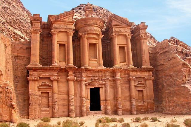 De gevels van de eeuwenoude stad Petra, gehouwen in roze zandsteen, behoren tot het werelderfgoed.