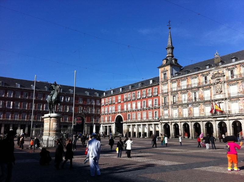 Plaza Mayor is een groot plein in Madrid, met in het midden een ruiterstandbeeld van Filips III